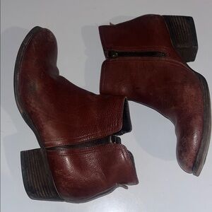 Ladies leather Clarks ankle boots 7 1/2